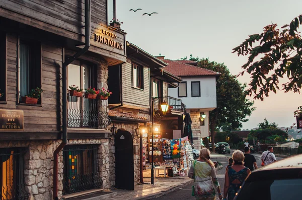 İnsanlar eski kasaba Nessebar yürümek.