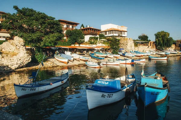 NESSEBAR, BULGARIA, 31 AGOSTO 2015: Vecchia barca da pesca in legno nel porto dell'antica città sulla costa del Mar Nero in Bulgaria — Foto Stock