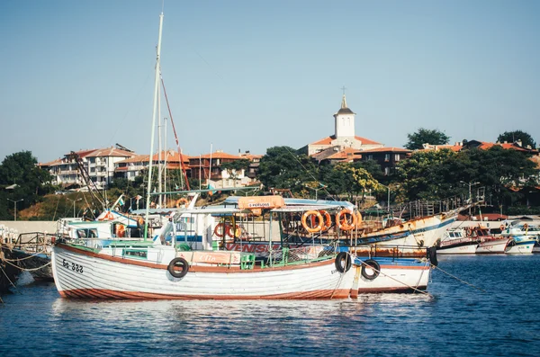 Vecchia barca da pesca in legno in porto sullo sfondo della Chiesa della Santa Vergine nell'antica Nessebar . — Foto Stock