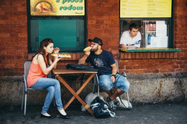 Çift, satıcı ve Lehçe fastfood - zapekanka Nowy meydanında