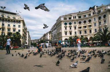 Thessaloniki, Yunanistan - 27 Mayıs 2015: Ünlü Aristotelous Square, insanlar