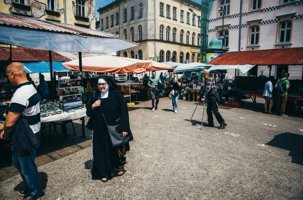 Nunnan är på marknaden, som ligger i de judiska kvarteren Kazimierz. — Stockfoto