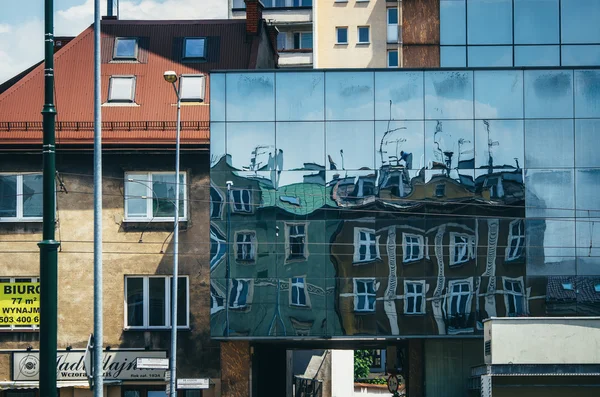KRAKOW, POLÓNIA - 26 de julho de 2015: Construindo reflexões sobre a Praça dos Heróis do Gueto, Cracóvia — Fotografia de Stock