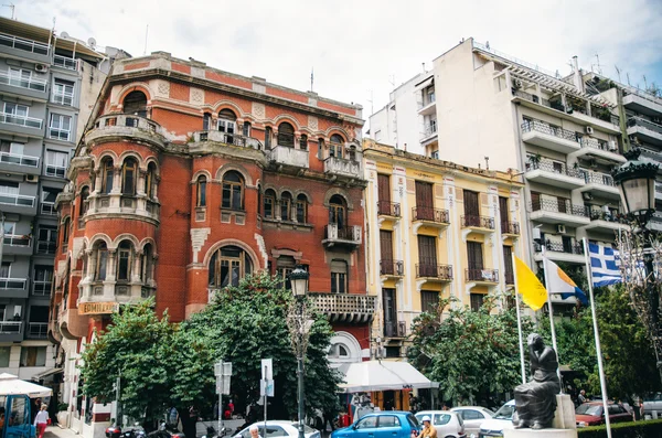 Thessaloniki, Griekenland - 27 mei 2015: Rode huis of herenhuis Longos in Hagia Sophia Plein. — Stockfoto
