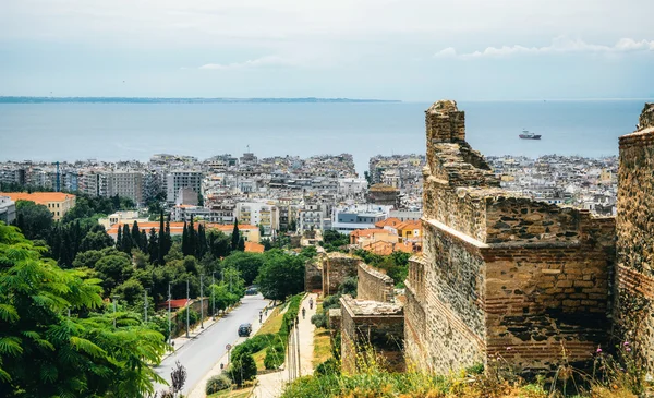 A vista de Thessaloniki das muralhas. No centro está a Rotunda de Galério, Paleocristão e Bizantino Monumentos de Tessalônica — Fotografia de Stock