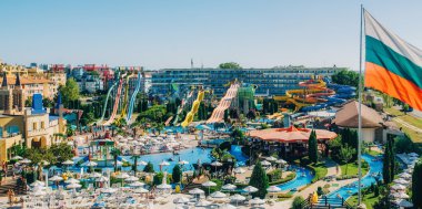 Sunny Beach slaytlar ve yüzme havuzları ile eylem çocuklar ve yetişkinler için su parkının panoramik.