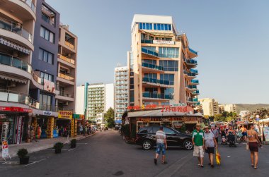 Turistler Sunny Beach im Bulgaristan sahil yürümek.
