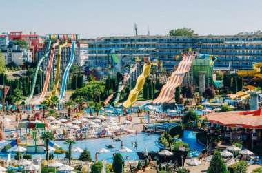 Sunny Beach slaytlar ve yüzme havuzları ile eylem çocuklar ve yetişkinler için su parkının panoramik.