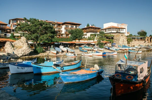Vecchia barca da pesca in legno nel porto della città antica sulla costa del Mar Nero della Bulgaria — Foto Stock