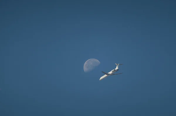 Avion de passagers vole dans le ciel sur un fond de lune . — Photo