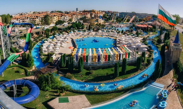 Sunny Beach slaytlar ve yüzme havuzları ile eylem çocuklar ve yetişkinler için su parkının panoramik.
