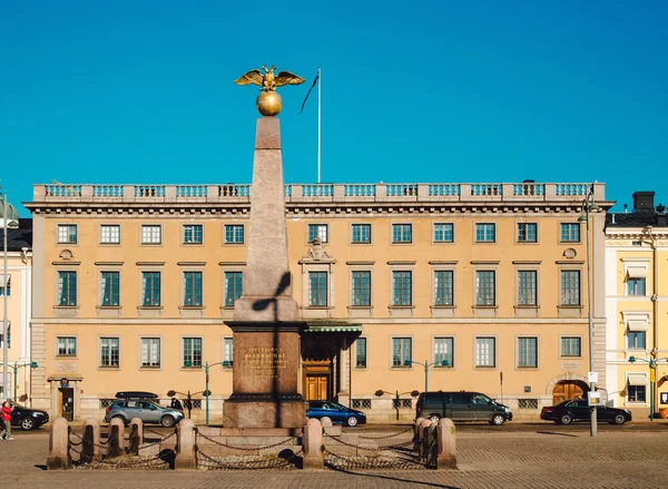 Stein der Kaiserin auf dem Hintergrund des Gebäudes der schwedischen Botschaft am Marktplatz. — Stockfoto