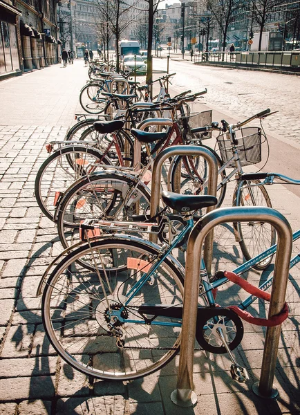 Gündoğumu, şehir merkezindeki kaldırımda bisiklet Bisiklet park. — Stok fotoğraf