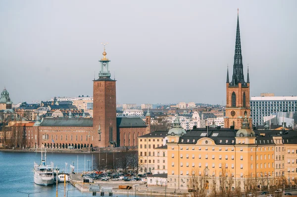 Blick auf die Rathausburg und den Riddarholmen-Turm in der Altstadt, Stockholm, Schweden. — Stockfoto