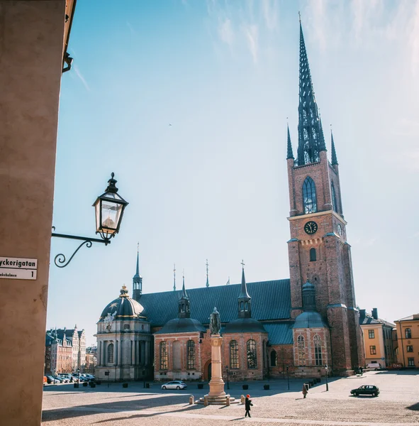 Kościół Riddarholmen w słoneczny dzień w Sztokholmie, Szwecja — Zdjęcie stockowe