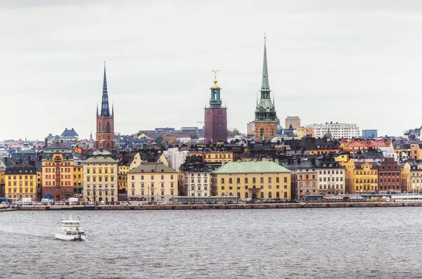 Blick vom Meer auf die Altstadt von Gamla stan mit schwimmendem Boot. — Stockfoto