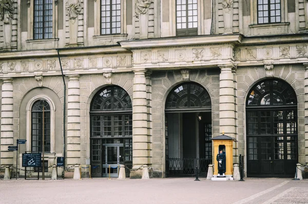 El guardia está de guardia en el palacio real. Estocolmo, Suecia . — Foto de Stock