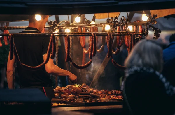 Saucisses, salami sur le marché de nuit à Cracovie — Photo