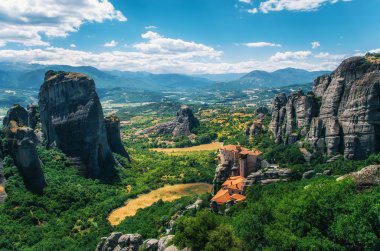 Meteora, Yunanistan. Dağ manzarası Meteora kayalar ve Roussanou Manastırı