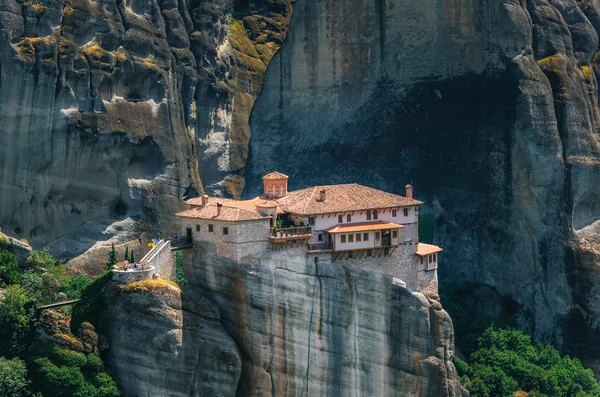 Meteora, Griekenland. Berglandschap met Meteora rotsen en Roussanou klooster — Stockfoto