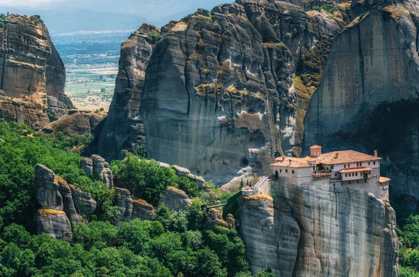 Meteora, Grécia. Paisagem montanhosa com rochas Meteora e Mosteiro de Roussanou — Fotografia de Stock