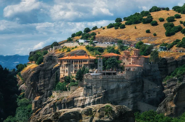 Ορθόδοξη Μονή το μοναστήρι του Βαρλάαμ πάνω στο βράχο, κοντά στην Καλαμπάκα, Μετέωρα, Θεσσαλία, Ελλάδα — Φωτογραφία Αρχείου