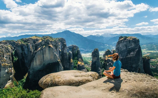 Menina sentada no ponto de vista da montanha. Viajante desfrutando da paisagem montanhosa de Meteora, Grécia — Fotografia de Stock