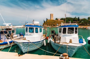 Nea-Fokea Kulesi, Halkidiki arka planda tekneler
