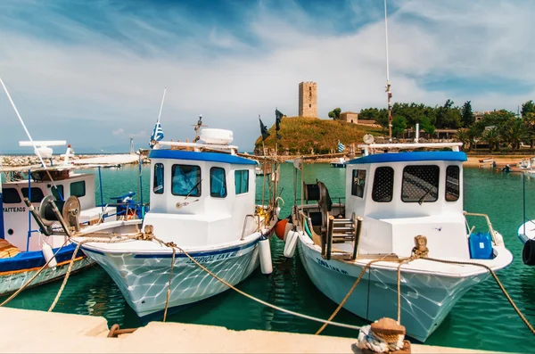 Barche sullo sfondo della Torre Nea-Fokea, Halkidiki — Foto Stock