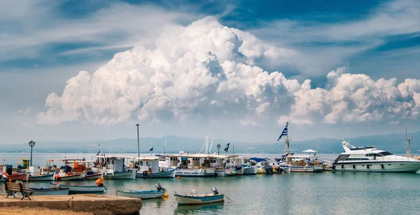 Big cloud over boats, yachts and Aegean sea, Greece — Stock Photo, Image