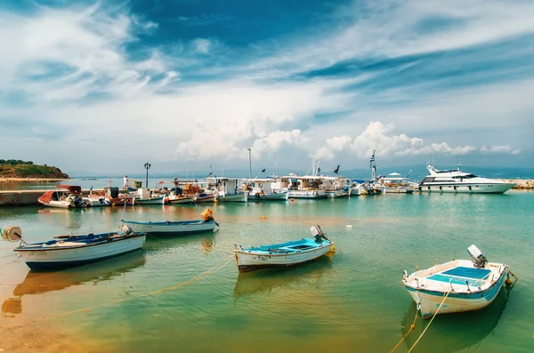 Soleggiata vista delle barche, Yacht dal villaggio di Nea Fokia, Penisola Calcidica, Grecia. — Foto Stock