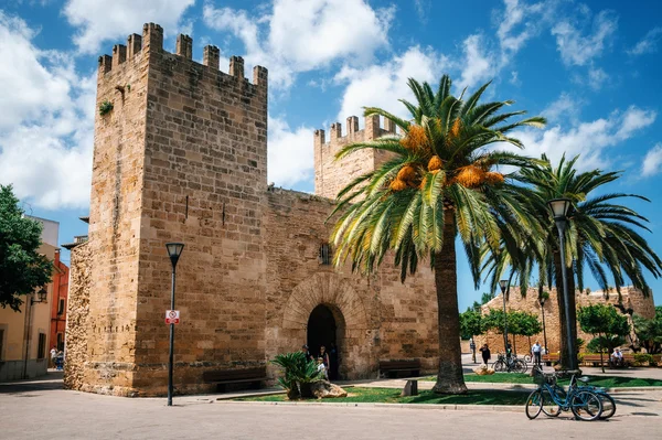 Portão da muralha da Fortaleza da cidade histórica de Alcudia, Maiorca — Fotografia de Stock