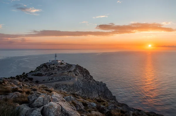 Maják na mysu Cap de Formentor na Mallorce na východ slunce — Stock fotografie