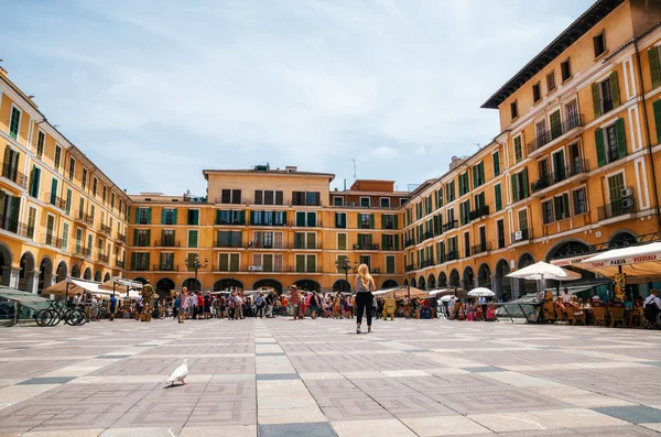 Straatartiesten op de markt op de Plaça Major — Stockfoto