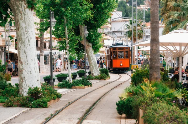 Tram op de boulevard van Port de Soller. — Stockfoto