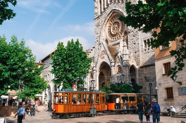 Nottingham eski tramvay büyük gül pencere, Mallorca, İspanya ile Ortaçağ Gotik katedral önünde
