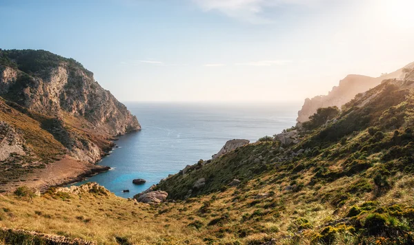 Thel'i masmavi su Mallorca, İspanya ile Cape Formentor defne görünümünü