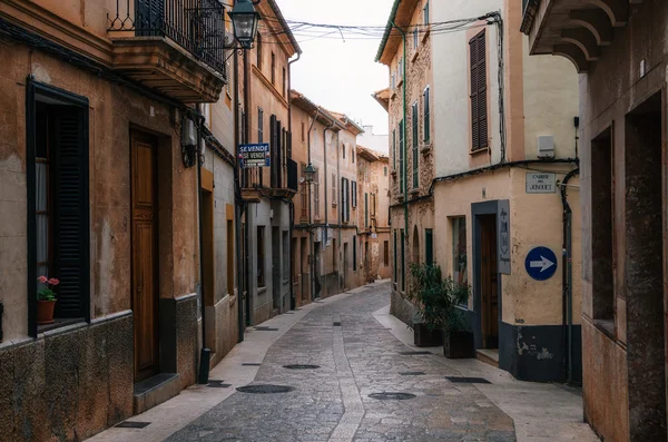 Callejuelas estrechas en Pollensa con sus tradicionales casas de piedra — Foto de Stock