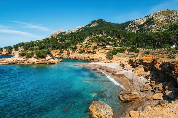 Uitzicht op het wild strand met het azuurblauwe water, Mallorca, Spanje — Stockfoto