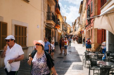 Alcudia bir cadde boyunca yürüyen turist birkaç ve dondurma, Mallorca yemek