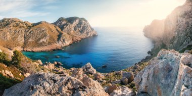 Thel'i masmavi su Mallorca, İspanya ile Cape Formentor defne görünümünü