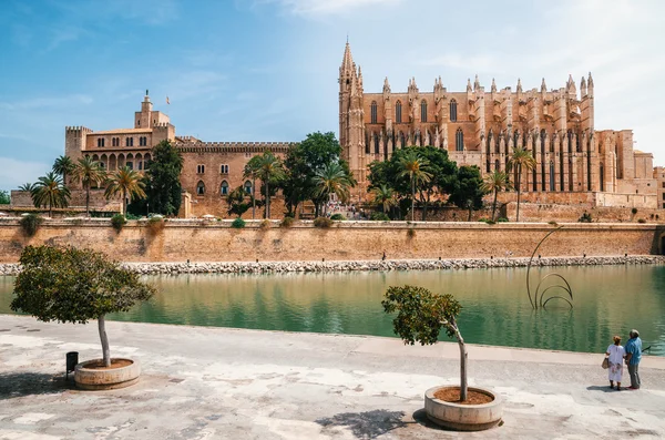 A katedrális, a Santa Maria La Almudaina királyi palotától és a Palma — Stock Fotó