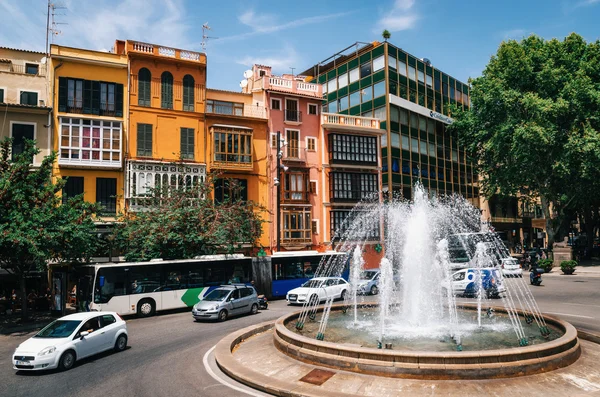 Reina Square, Placa De La Reina met kleurrijke huizen en fontein, Mallorca, Spanje — Stockfoto