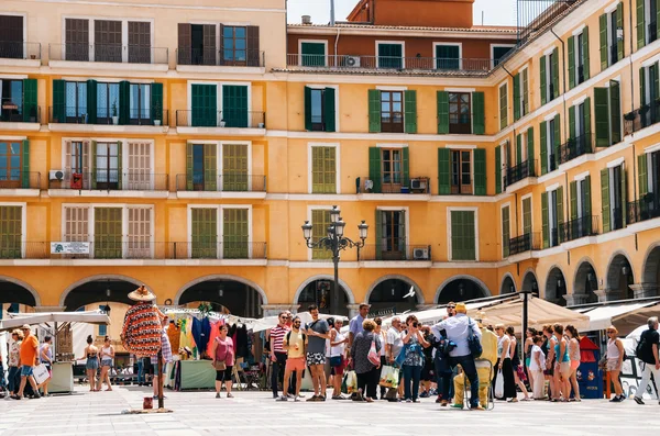 Straatartiesten op de markt op de Plaça Major — Stockfoto