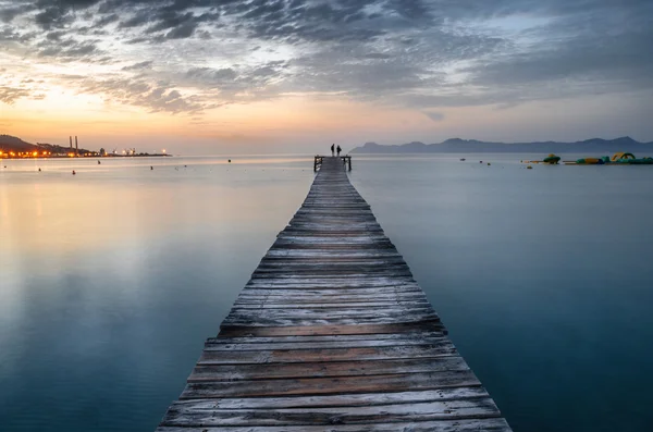 Puerto de Alcudia beach iskelesinden gündoğumu, Mallorca, Balear Adaları, İspanya