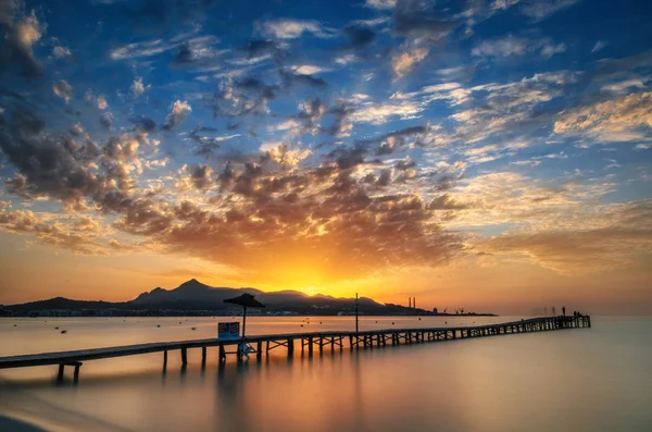 Puerto de Alcudia beach pier napkeltekor, Mallorca, Baleári-szigetek, Spanyolország — Stock Fotó