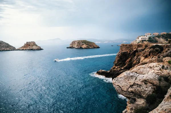 Kayalar Santa Ponsa Mallorca Island fırtına öncesi sessizlik için görüntüleyin — Stok fotoğraf