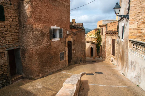 Pavimentação ruas de pedra em Capdepera com suas casas de pedra tradicionais — Fotografia de Stock