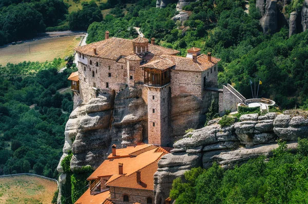 Μετέωρα, Ελλάδα. Ορεινό τοπίο με βράχους των Μετεώρων και Ιερά Μονή Ρουσσάνου — Φωτογραφία Αρχείου