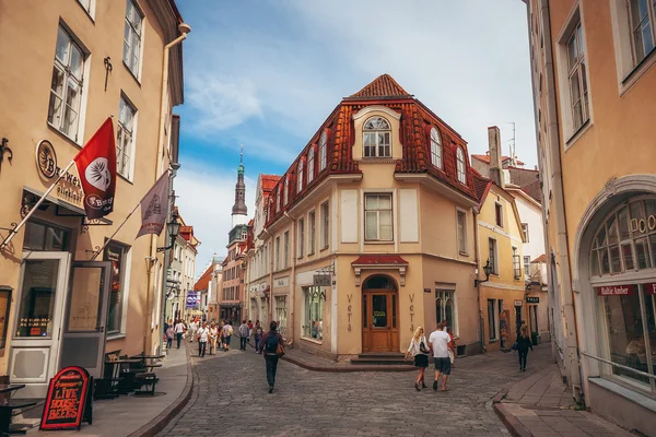 Härligt hus på den längsta gatan Pikk i Tallinns gamla stad — Stockfoto